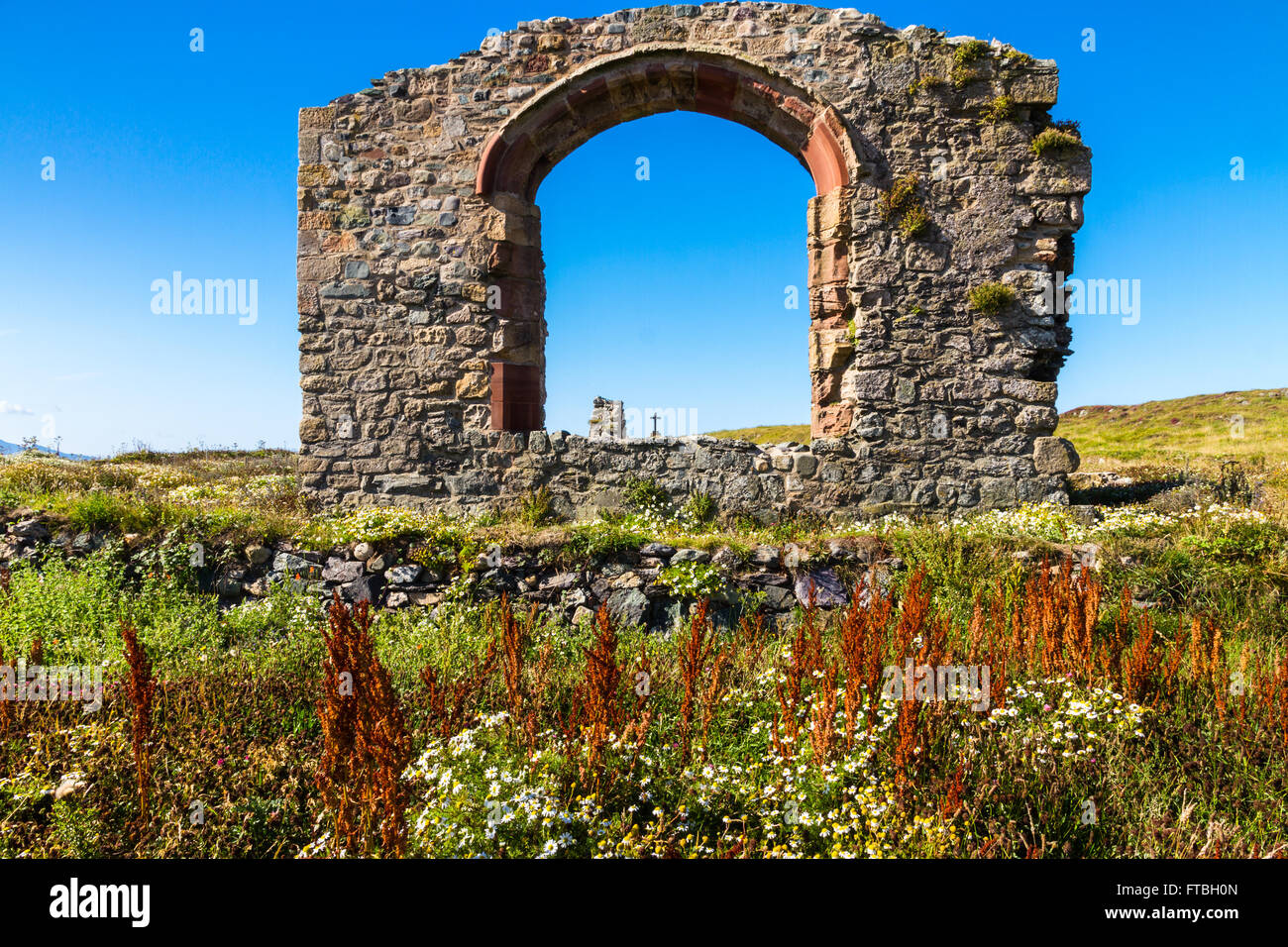 Arch de chapelle ou une église en ruine sur l'île Llanddwyn, une péninsule sur Anglesey. Newborough, Anglesey, Pays de Galles, Royaume-Uni. Banque D'Images