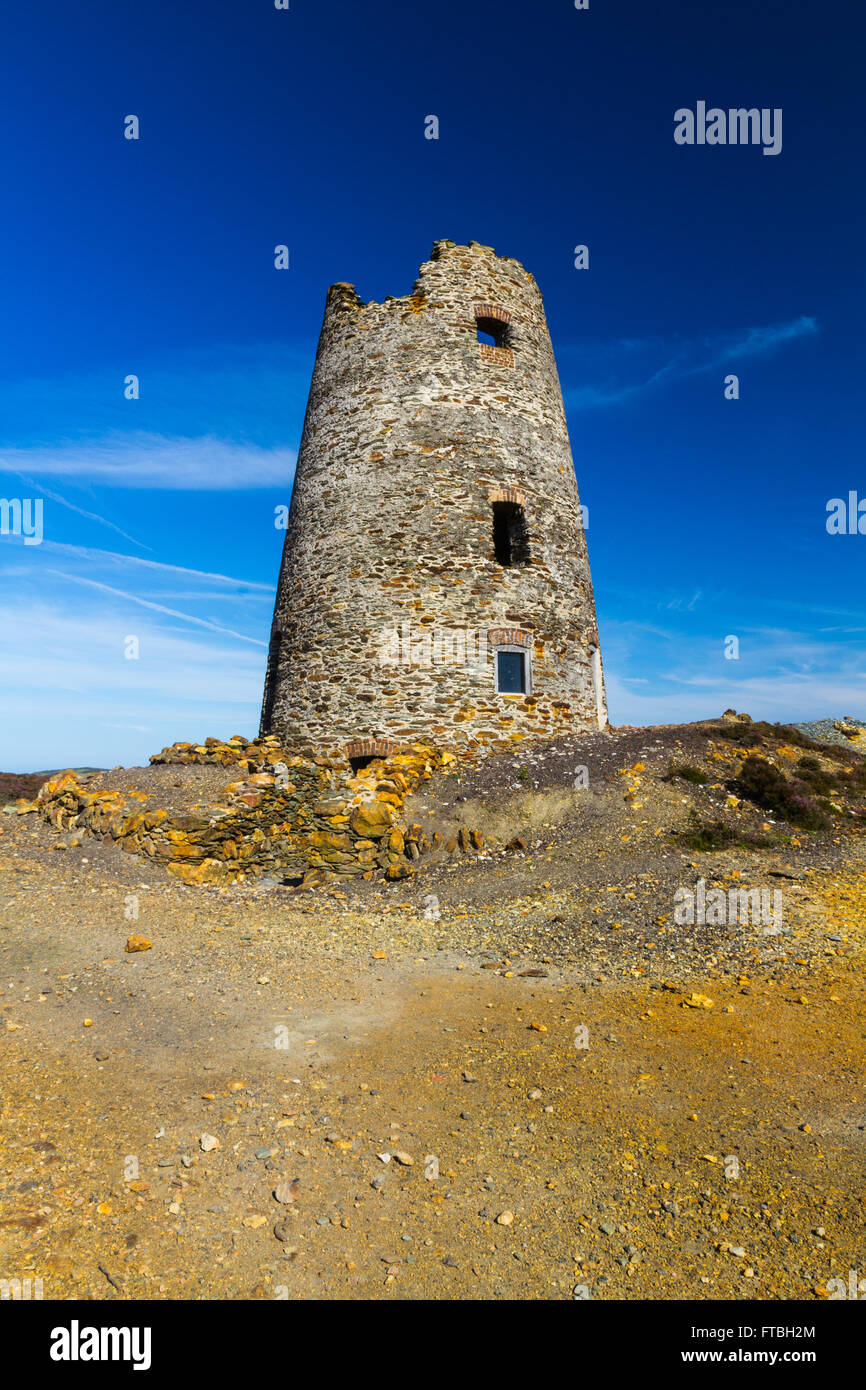 Parys Mountain Quarry ex avec phare abandonné. Holyhead, Anglesey, Pays de Galles, Royaume-Uni Banque D'Images