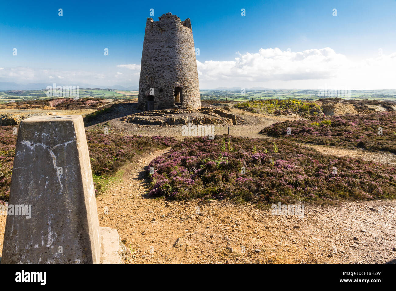 Point de triangulation et moulin à l'abandon. Parys Mountain, Holyhead, Anglesey, Pays de Galles, Royaume-Uni Banque D'Images