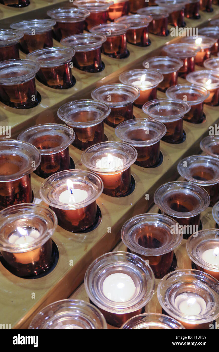 Boîte votive Candle, St. Patrick's Cathedral, Fifth Avenue, New York, États-Unis Banque D'Images