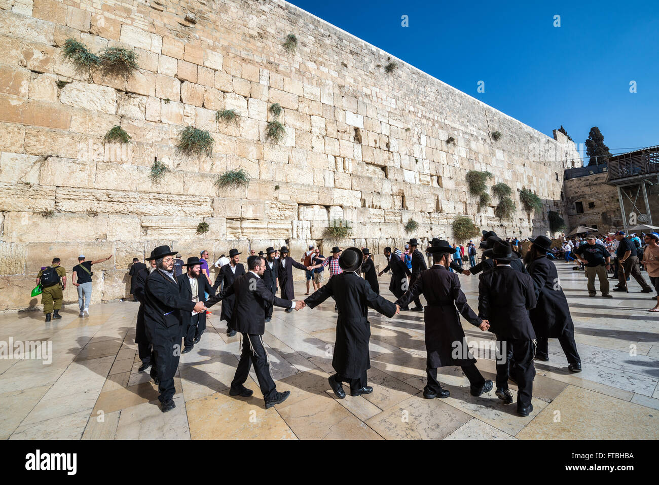 Les Juifs orthodoxes la danse de l'avant du mur occidental (également appelé Kotel ou Mur des lamentations), le Quartier Juif, vieille ville, Jérusalem, Israël Banque D'Images