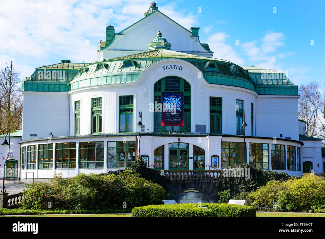 Kristianstad, Suède - 20 mars 2016 : le théâtre bâtiment vu de l'avant avec encore de poster sur le mur. Poster advertiz Banque D'Images