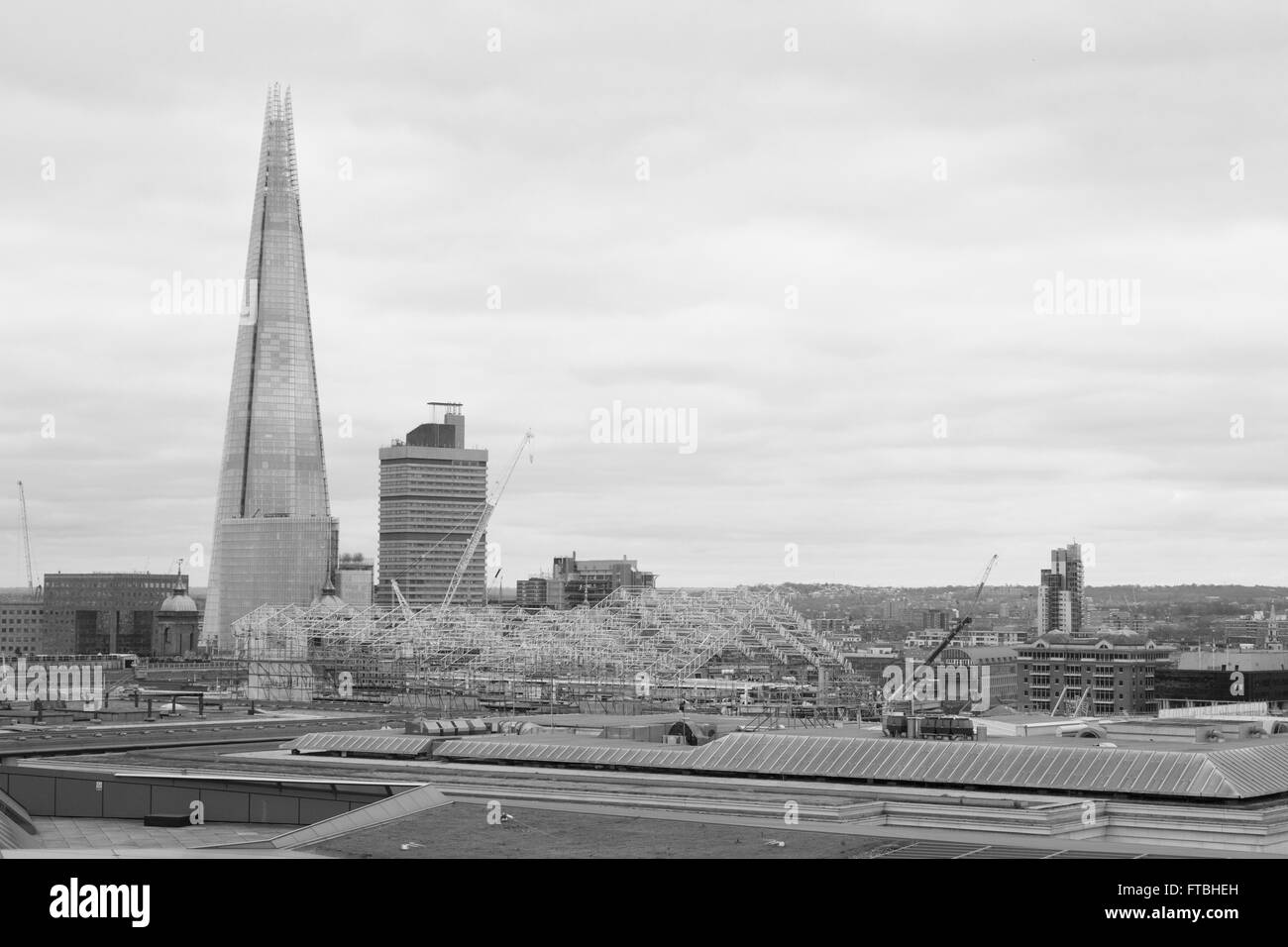 Vue depuis le toit de l'un nouveau changement à Londres, en Angleterre, en regardant vers le tesson et Guy's Hospital. Banque D'Images