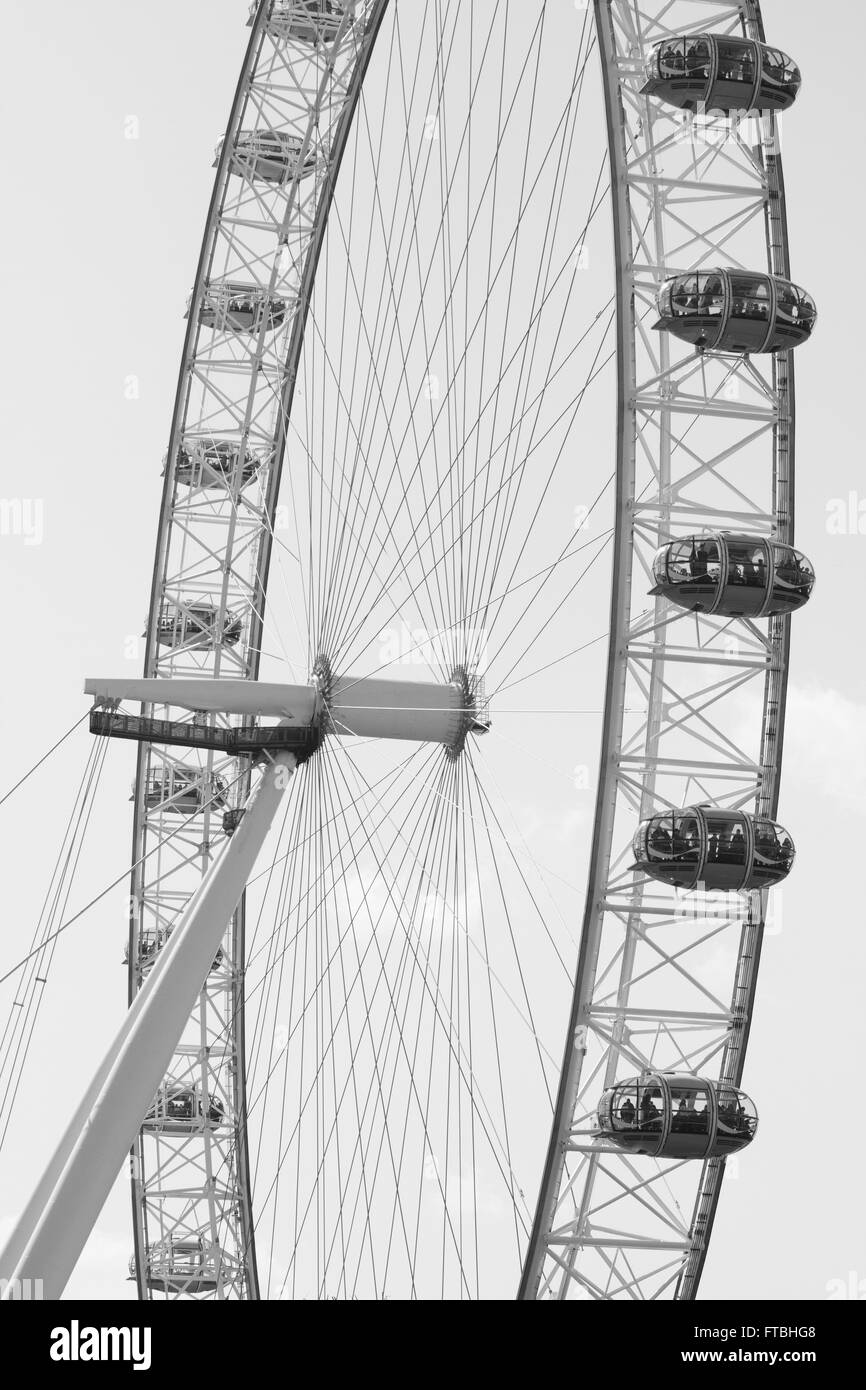 Détail de la London Eye, une grande roue sur la rive sud de la Tamise à Londres, en Angleterre. Banque D'Images