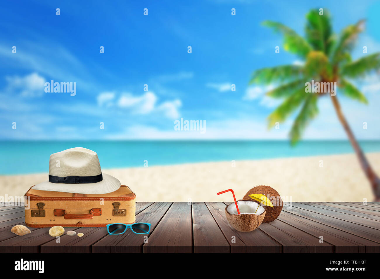 Hat, valise, lunettes de soleil, de cocotiers, la plage de shell sur table. Espace libre pour le texte. Plage, mer, palmier et ciel bleu Banque D'Images