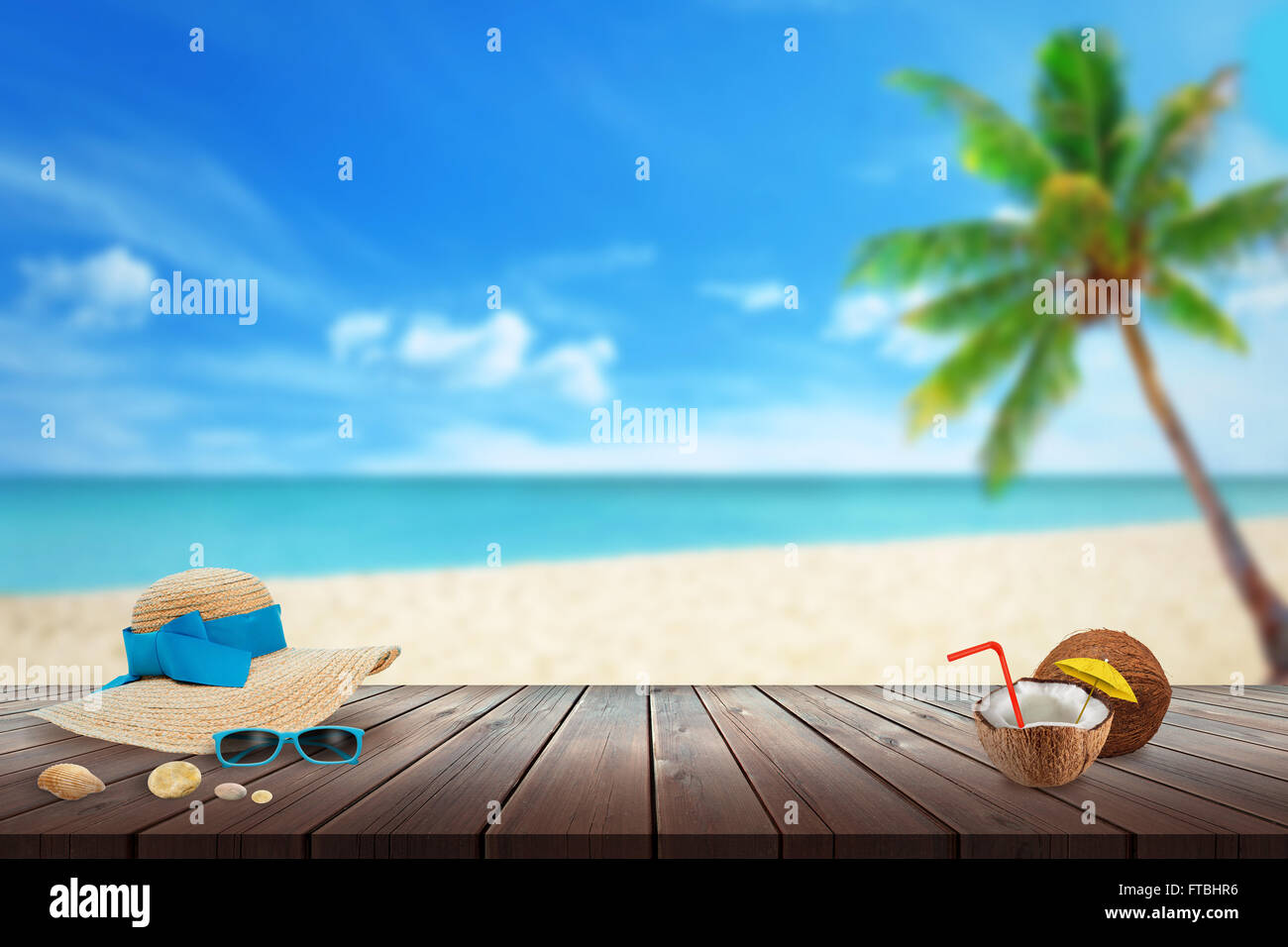 Chapeau, lunettes de soleil, cocotiers, plage de shell sur table. Espace libre pour le texte. Plage, Mer, palmiers et ciel bleu en arrière-plan. Banque D'Images