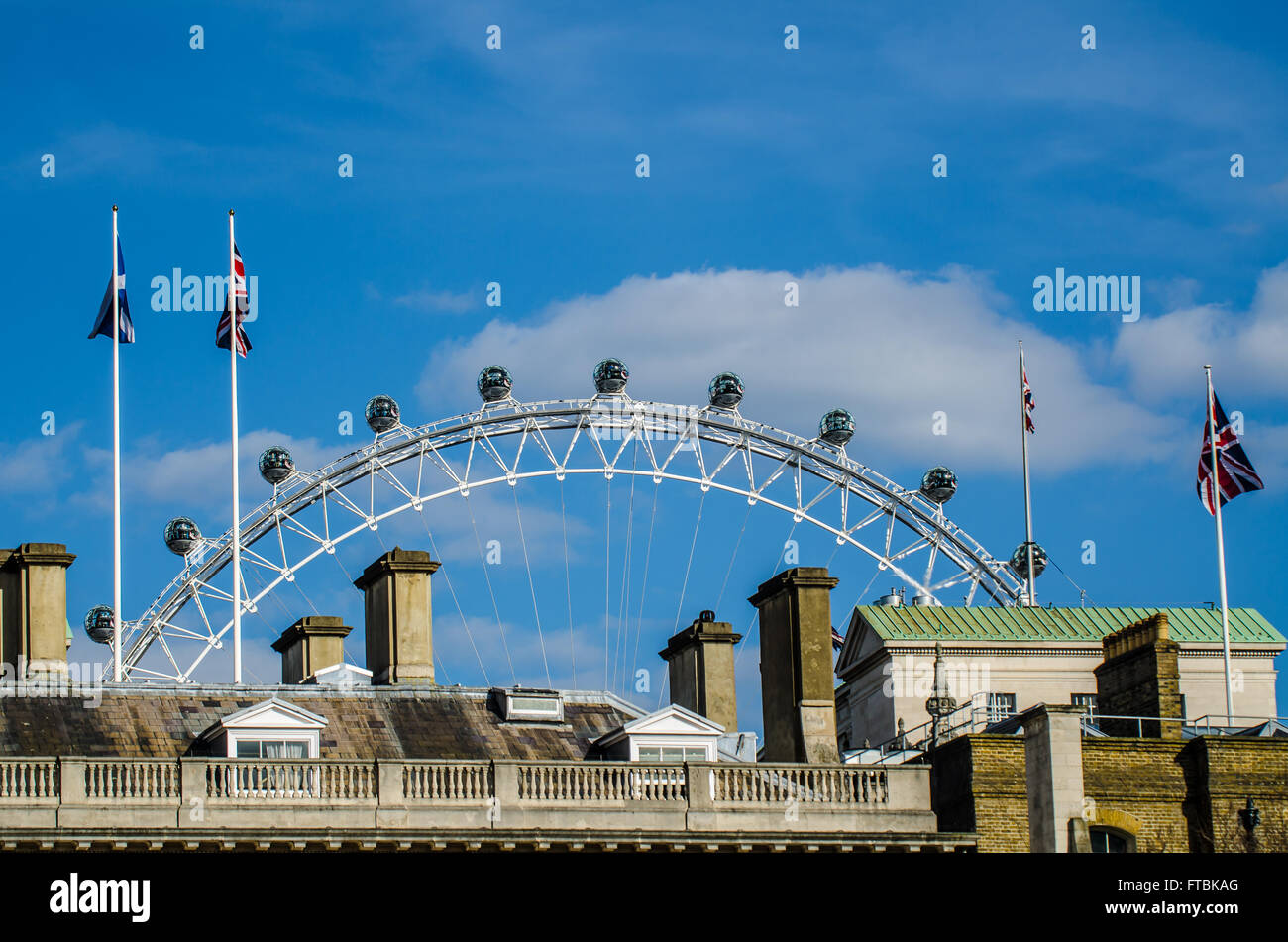 Le London Eye est une grande roue sur la rive sud de la Tamise à Londres. Aussi connu comme la grande roue du millénaire Banque D'Images