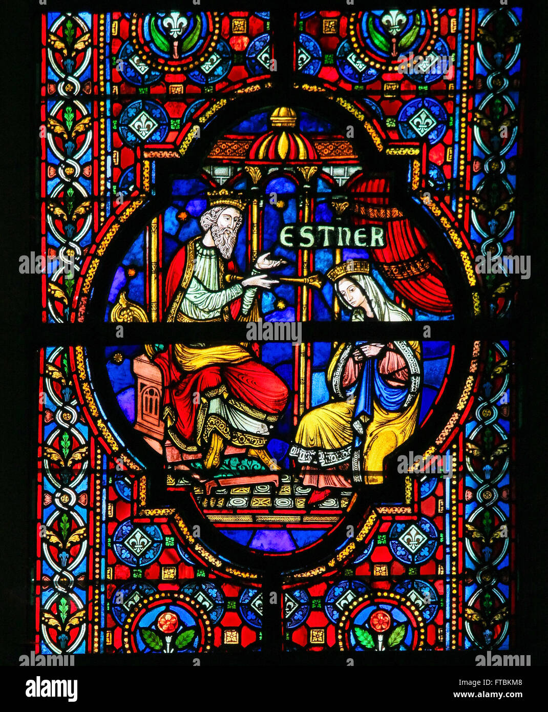 Vitrail représentant Esther, Reine de Perse biblique, dans l'église Notre Dame à Dinant, Belgique Banque D'Images