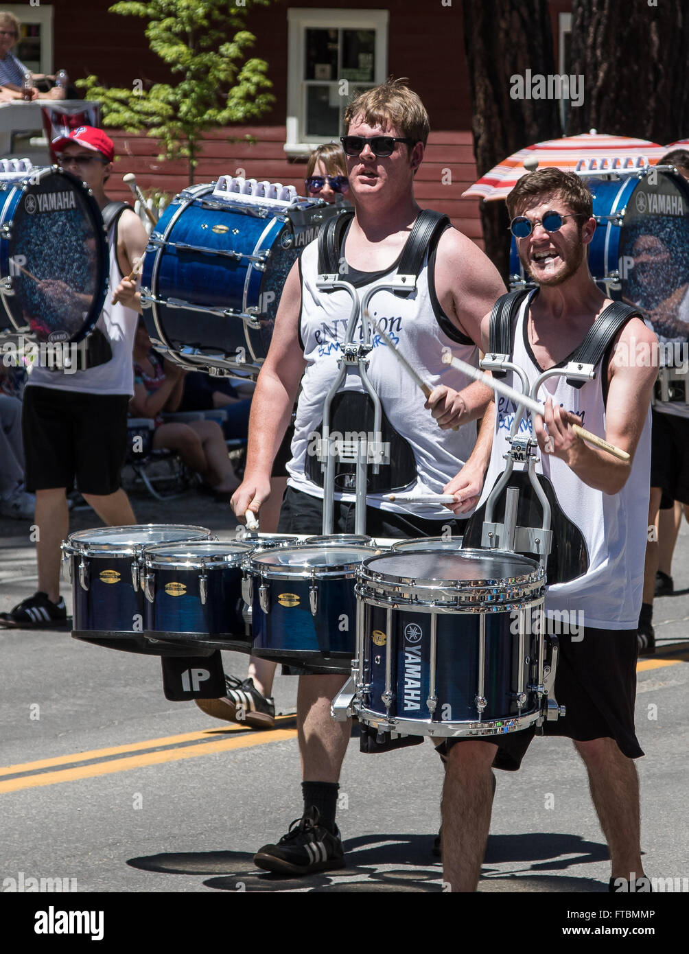 Batteurs dans l'eNVision Performing Arts Group frisson la foule à la vallée de la Mohawk, Independence Day Celebration parade. Banque D'Images