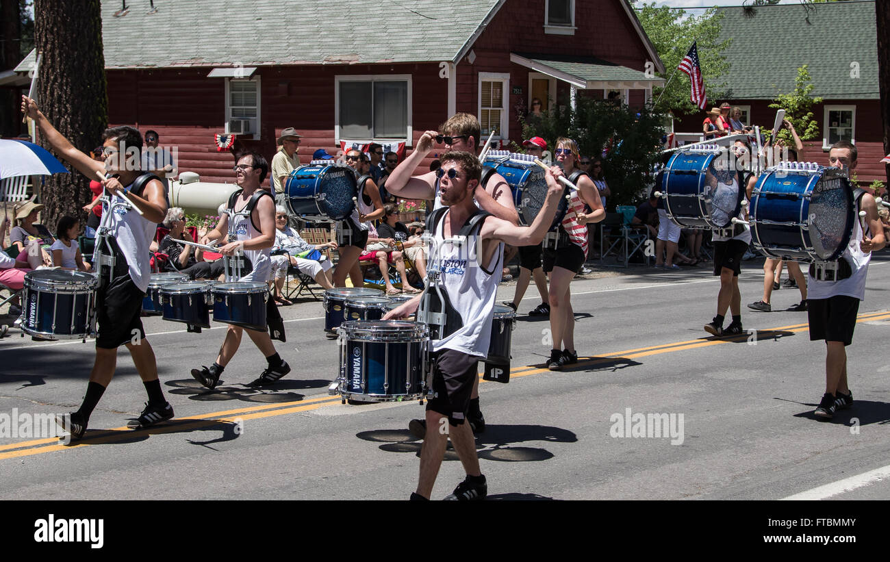 Batteurs dans l'eNVision Performing Arts Group frisson la foule à la vallée de la Mohawk, Independence Day Celebration parade. Banque D'Images