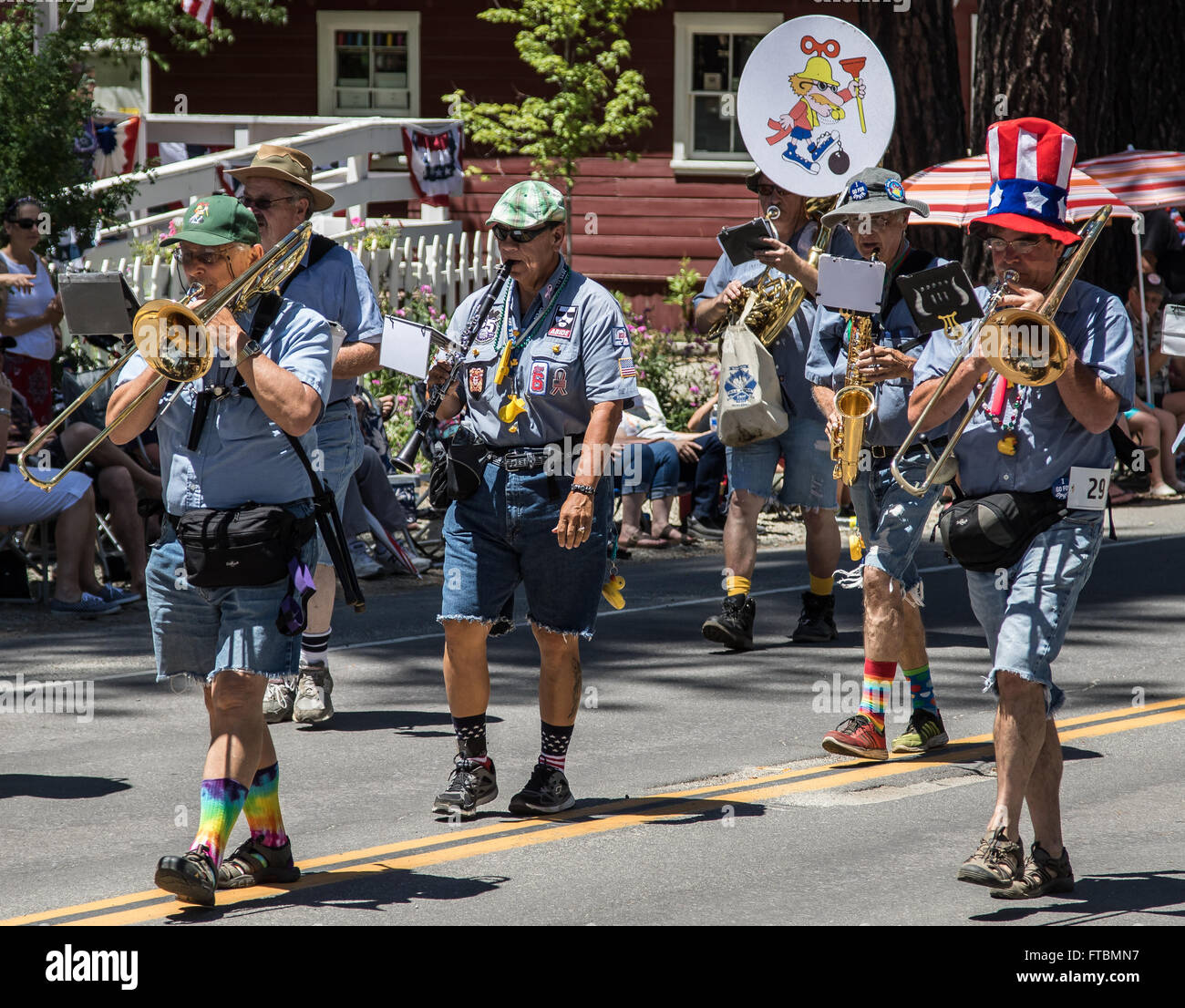 La prison d'Ophir marche et de Kazoo groupe jouant en marchant dans la vallée de la Mohawk, date de l'indépendance à Graeagle, Californie Banque D'Images