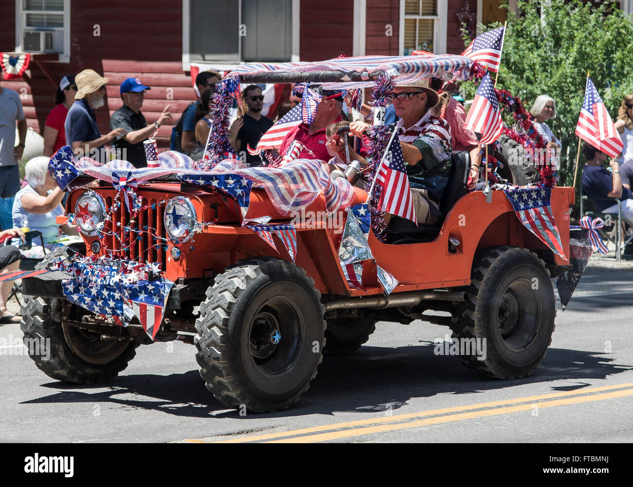 Un jeep vers le bas l'itinéraire de la parade au cours de la vallée de la Mohawk, la célébration du Jour de l'indépendance. Banque D'Images