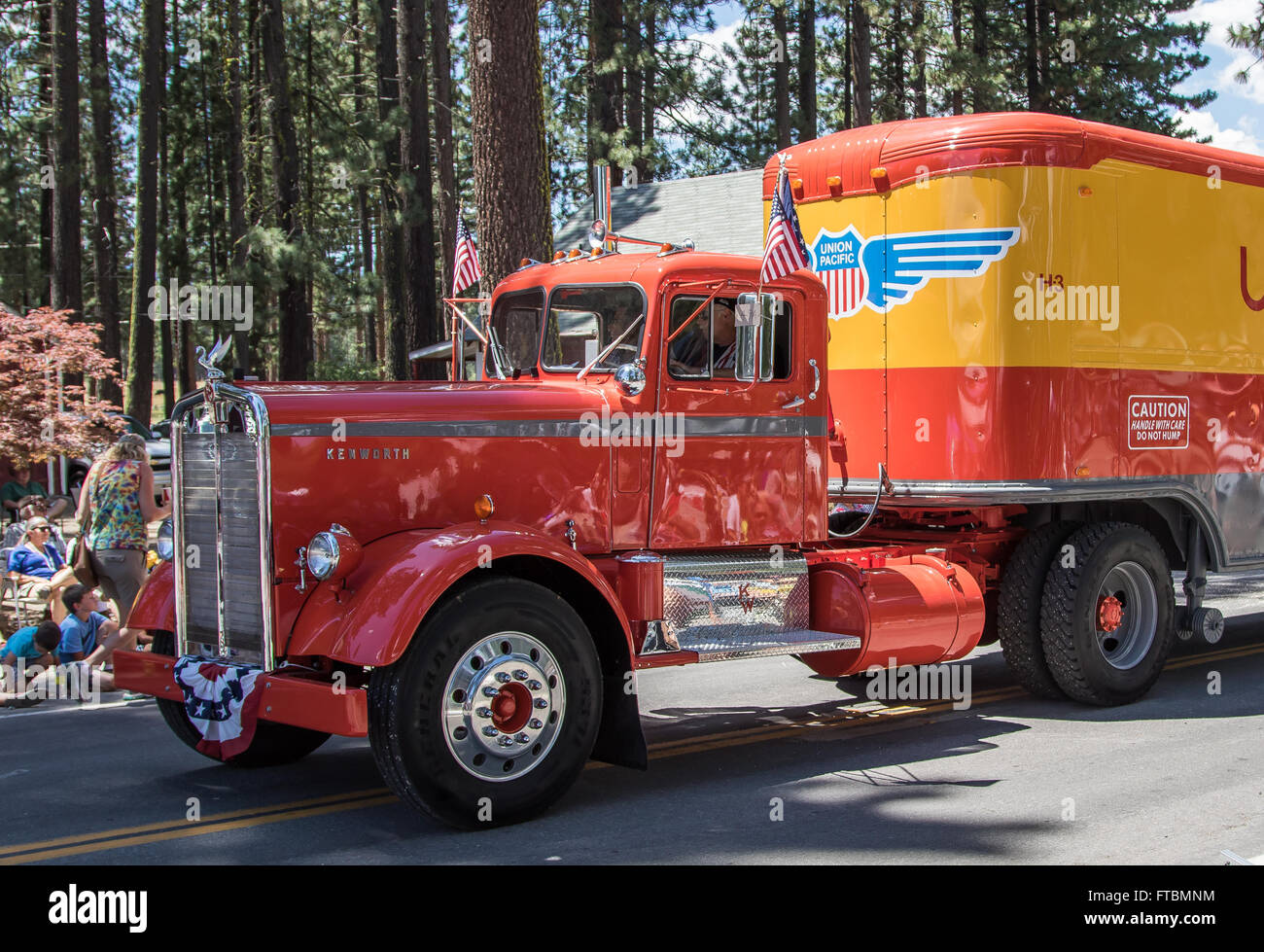 Un Kenworth classique et la Union Pacific trailer en réduisant le parcours dans la vallée de la Mohawk, célébration à Graeagle. Banque D'Images