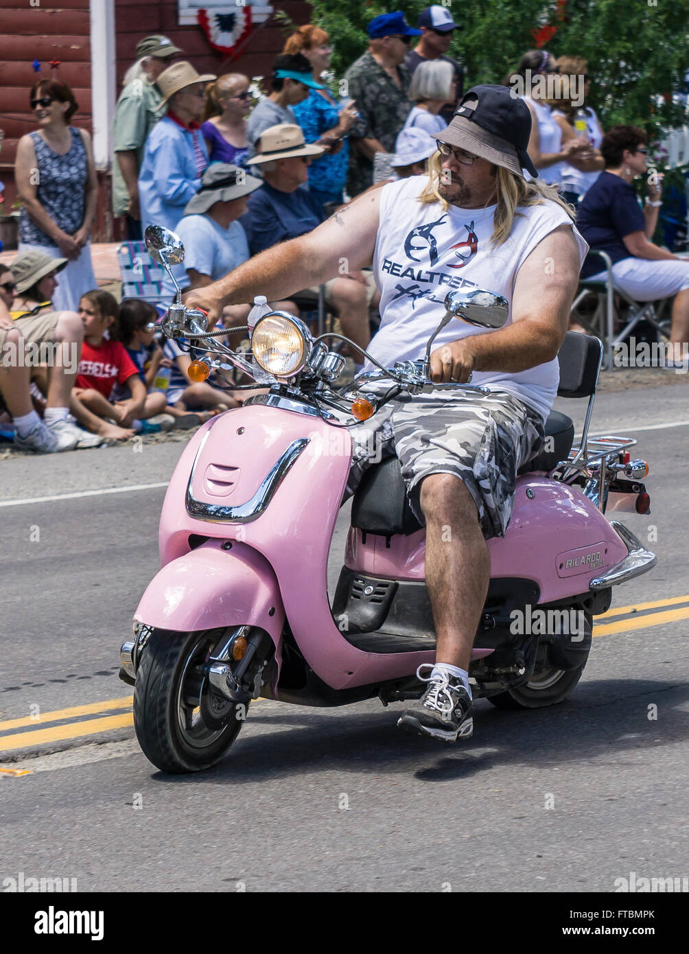 Graeagle, Californie, USA- 5 juillet 2015 : Un homme conduit une moto rose dans n la vallée Mohawk Independence Day Celebration. Banque D'Images