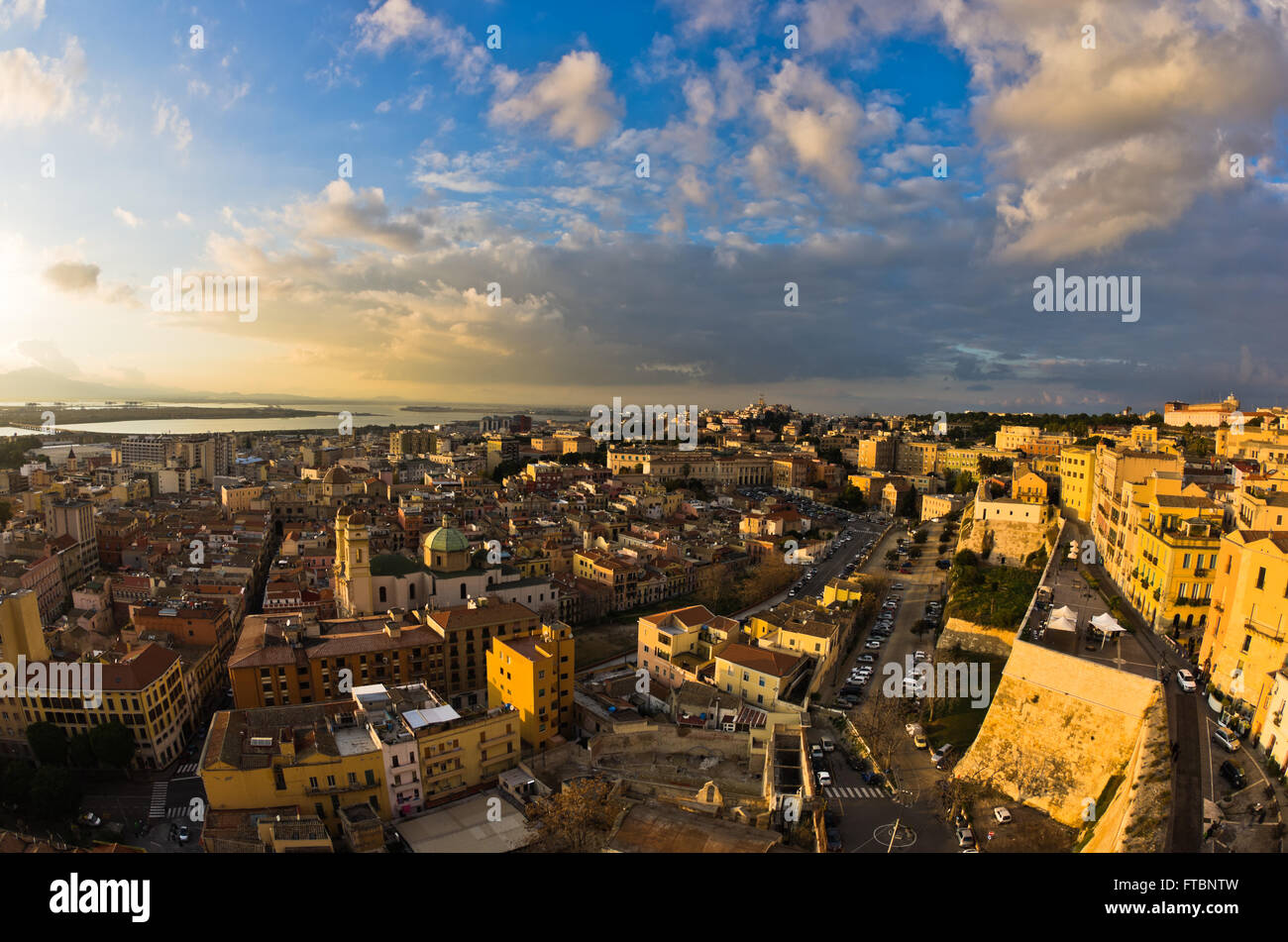 Vue panoramique du centre-ville de Cagliari en Sardaigne, au coucher du soleil Banque D'Images