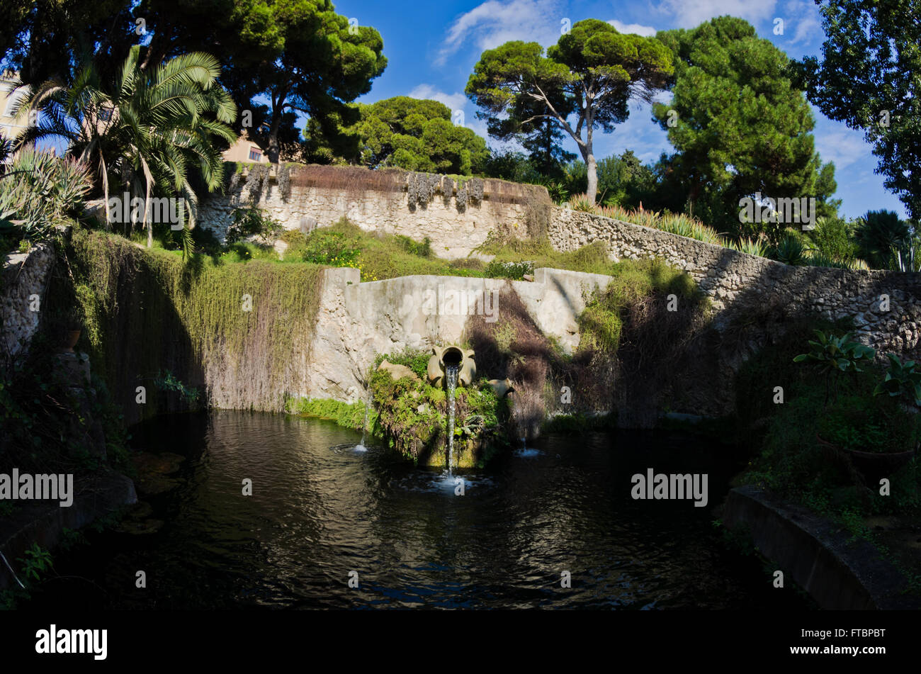 Fontaine dans un parc avec de l'eau découlant d'une ancienne amphore, Cagliari, Sardaigne Banque D'Images