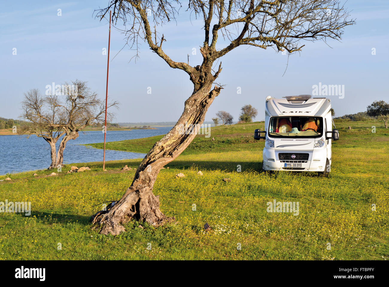 Le Portugal, l'Alentejo : motor home parking à la marge du lac d'Alqueva Banque D'Images