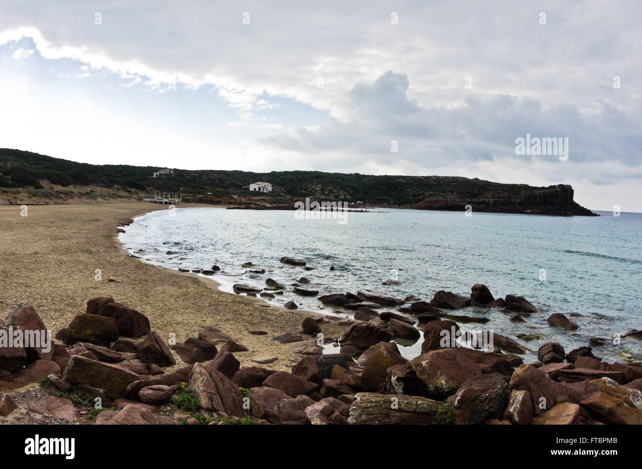 Plage de sable avec des rochers à la fin de l'île de San Pietro, en Sardaigne Banque D'Images