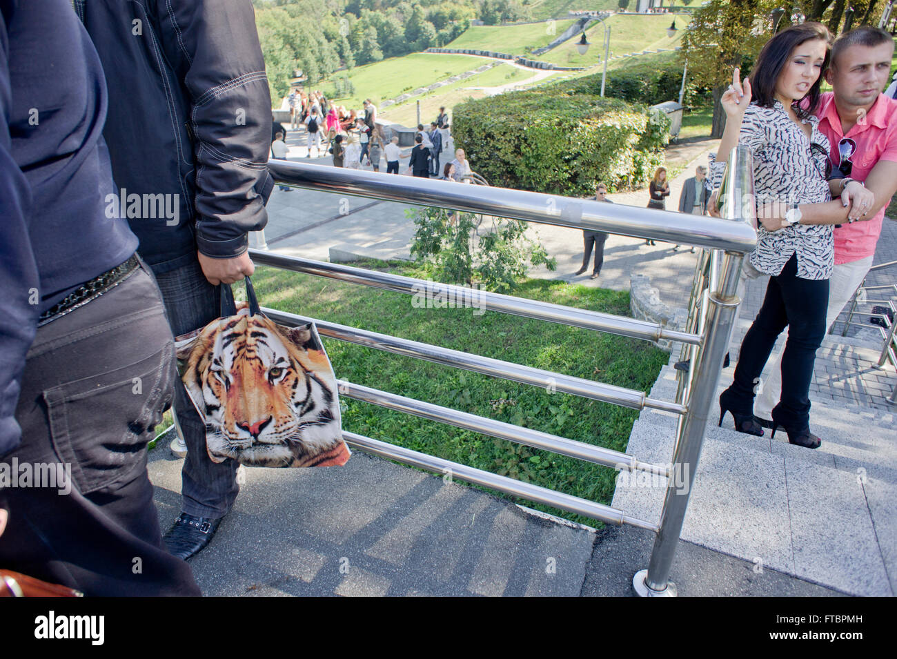 Les Ukrainiens posent pour des photos dans un parc à Kiev. Banque D'Images