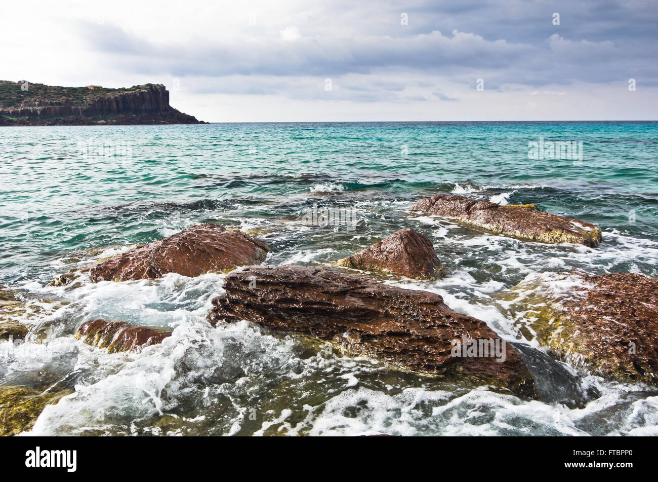 Les roches de la mer et des vagues à la plage dans l'île de San Pietro, en Sardaigne Banque D'Images