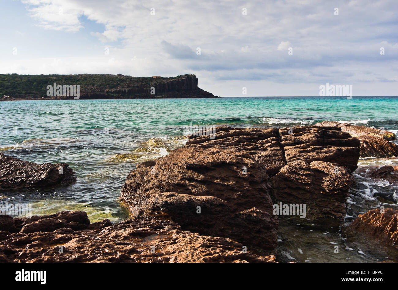 Les roches de la mer et des vagues à la plage dans l'île de San Pietro, en Sardaigne Banque D'Images