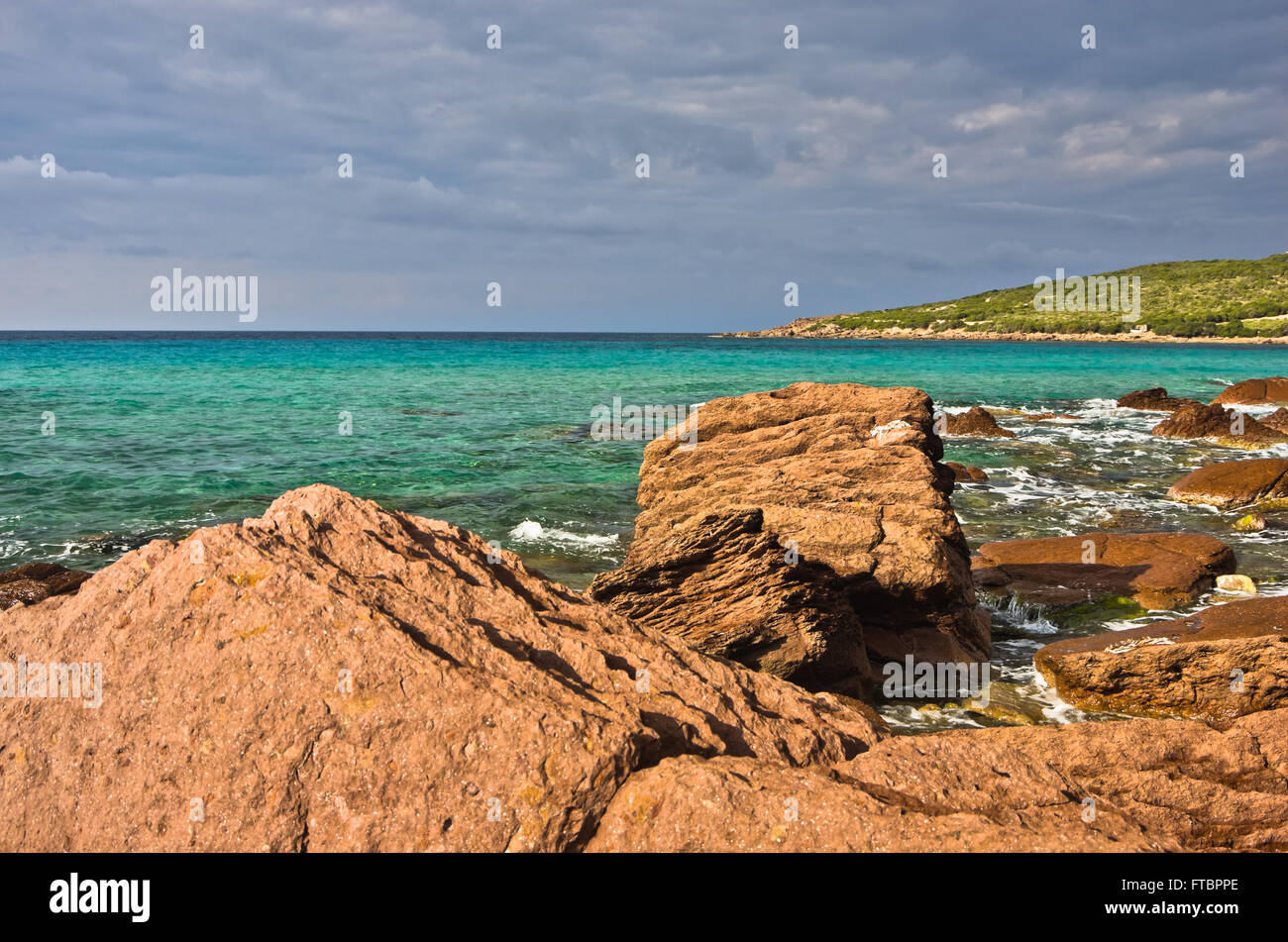 Red Rocks et à l'eau turquoise de la plage de l'île San Pietro, en Sardaigne Banque D'Images