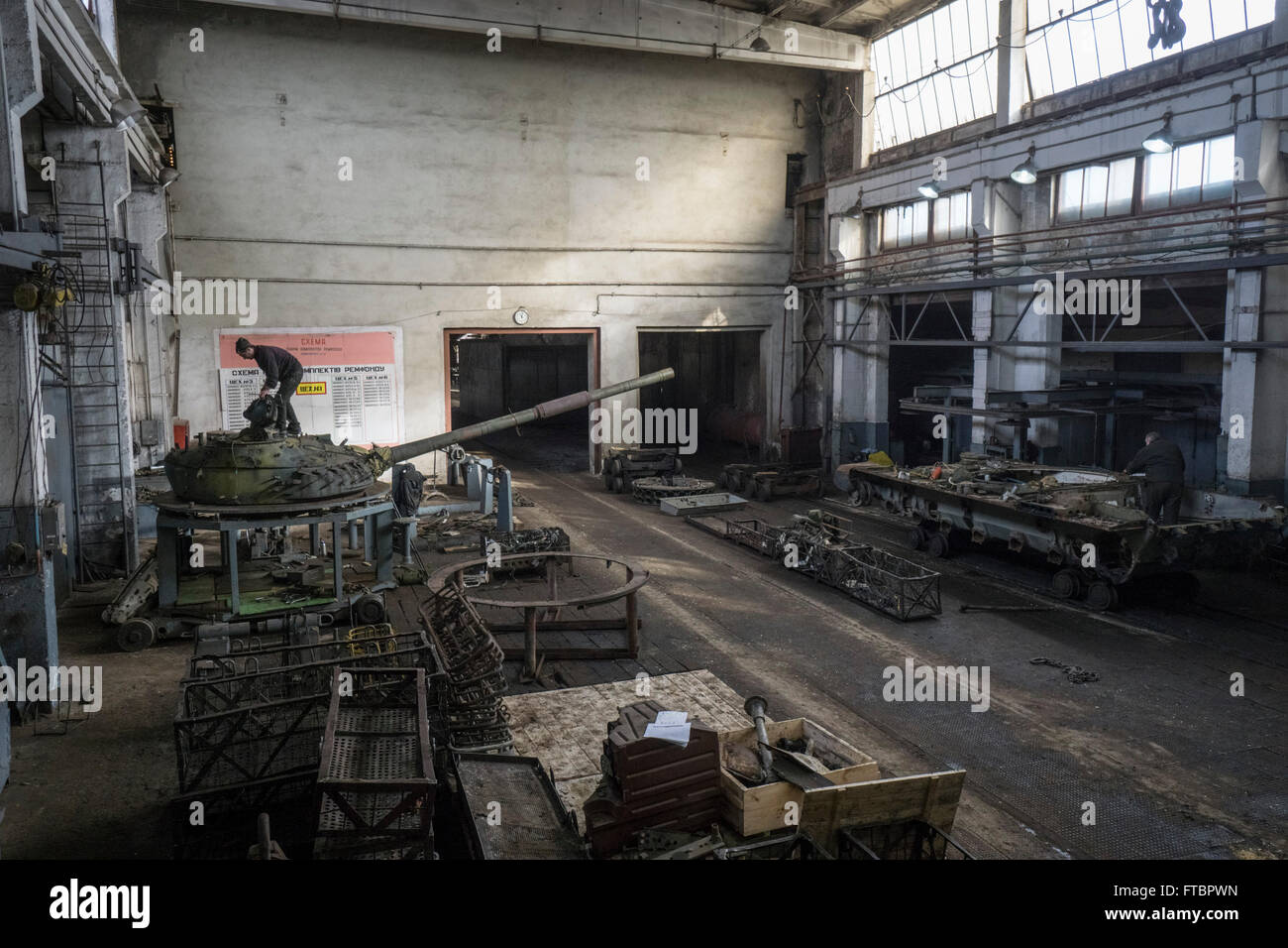 Un réservoir d'atelier de réparation à l'usine d'armure de Lviv Banque D'Images