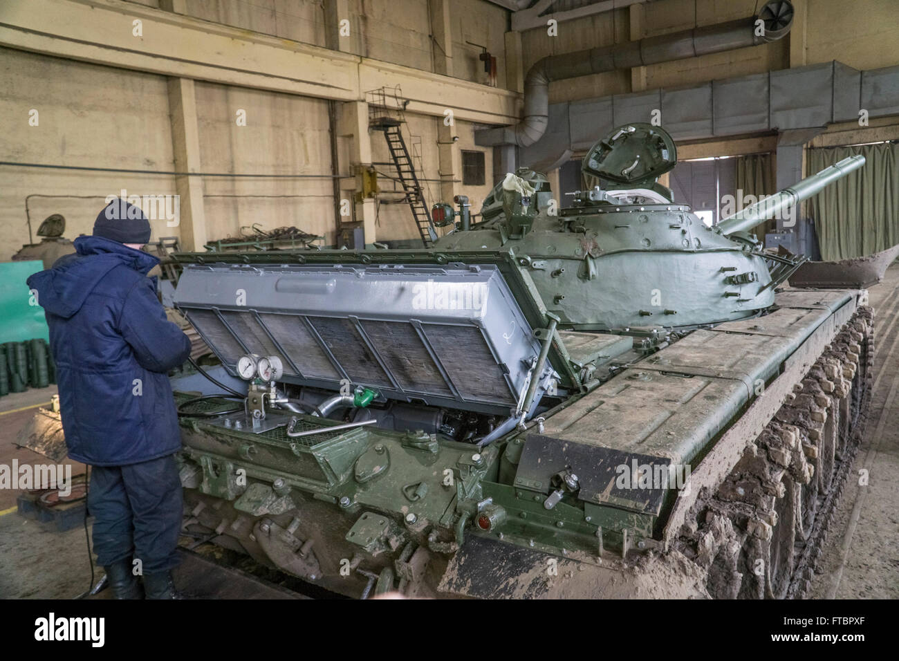 Tank des travaux de réparation sont effectués à l'usine d'armure de Lviv Banque D'Images