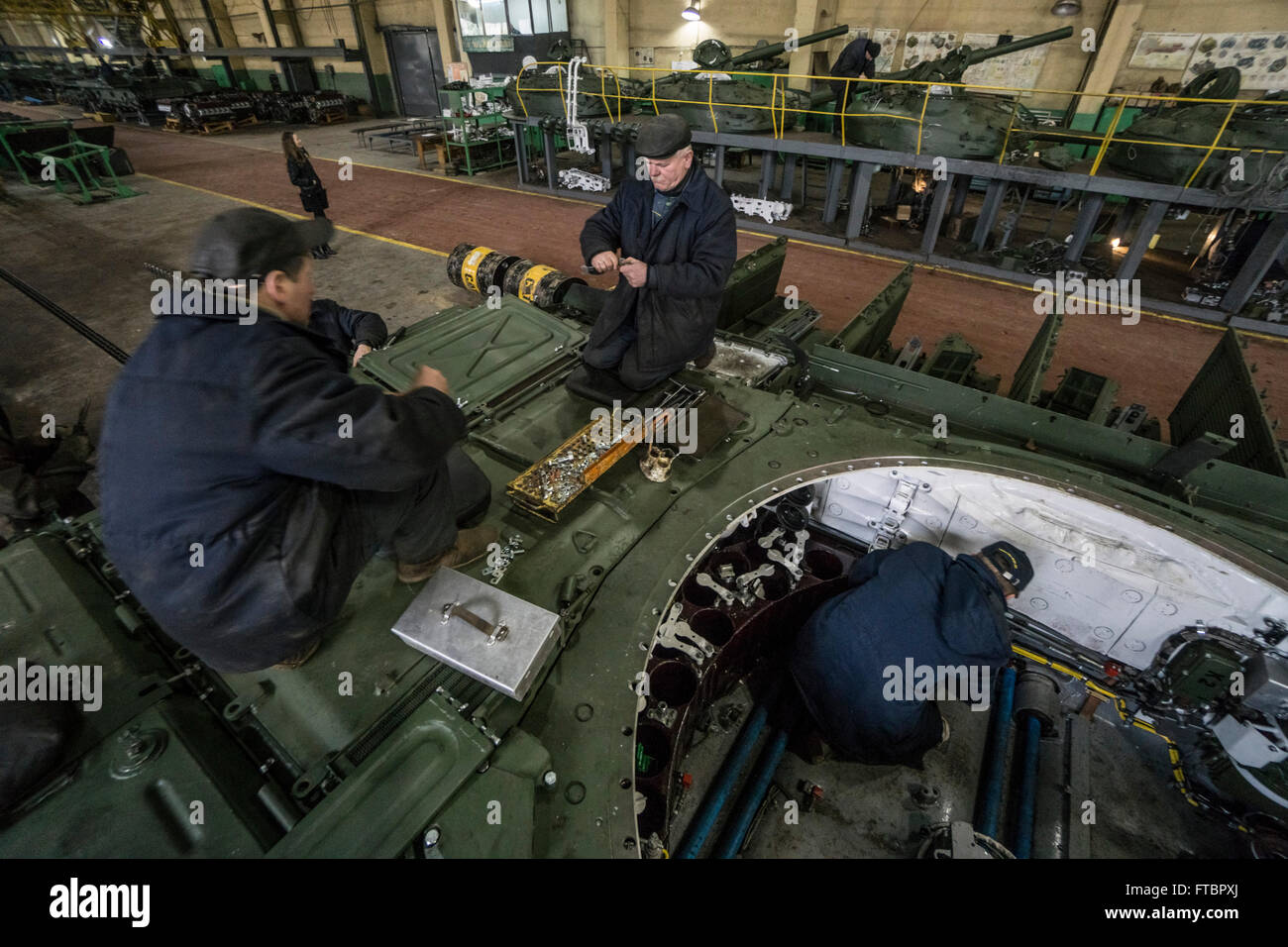 Tank des travaux de réparation sont effectués à l'usine d'armure de Lviv Banque D'Images