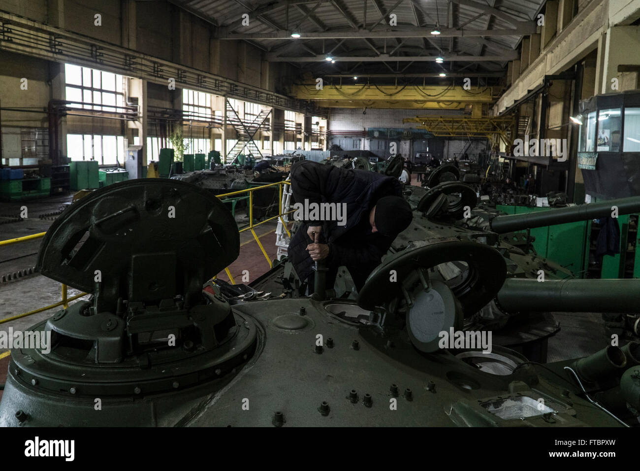 Tank des travaux de réparation sont effectués à l'usine d'armure de Lviv Banque D'Images