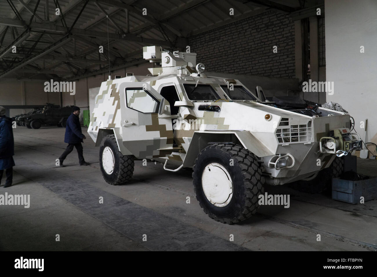 Un prototype Dozor-B armoured personnel carrier est considéré à l'usine d'armure de Lviv Banque D'Images