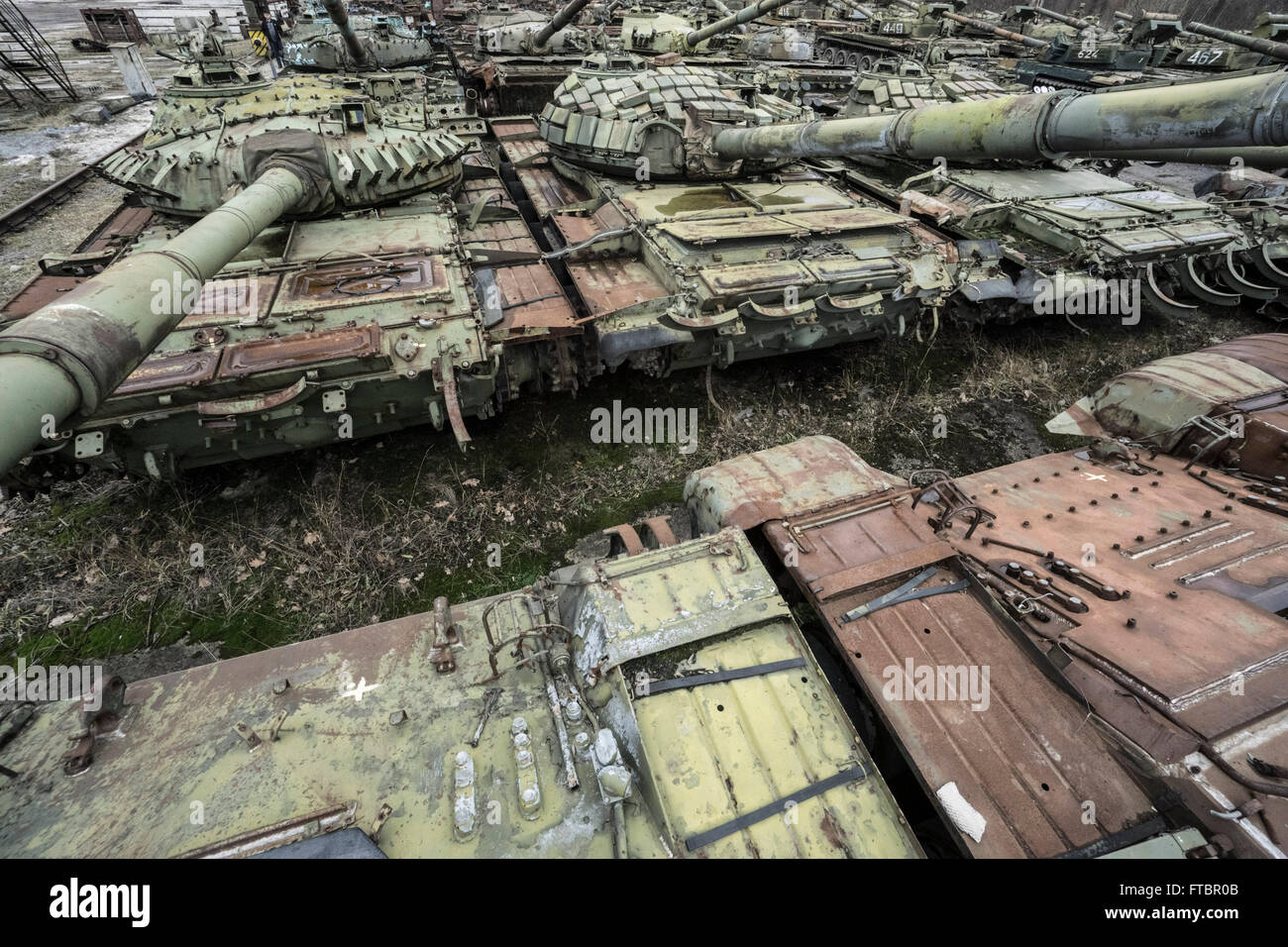 En attente pour la réparation des réservoirs s'asseoir dans une zone de stockage à l'usine d'armure de Lviv Banque D'Images