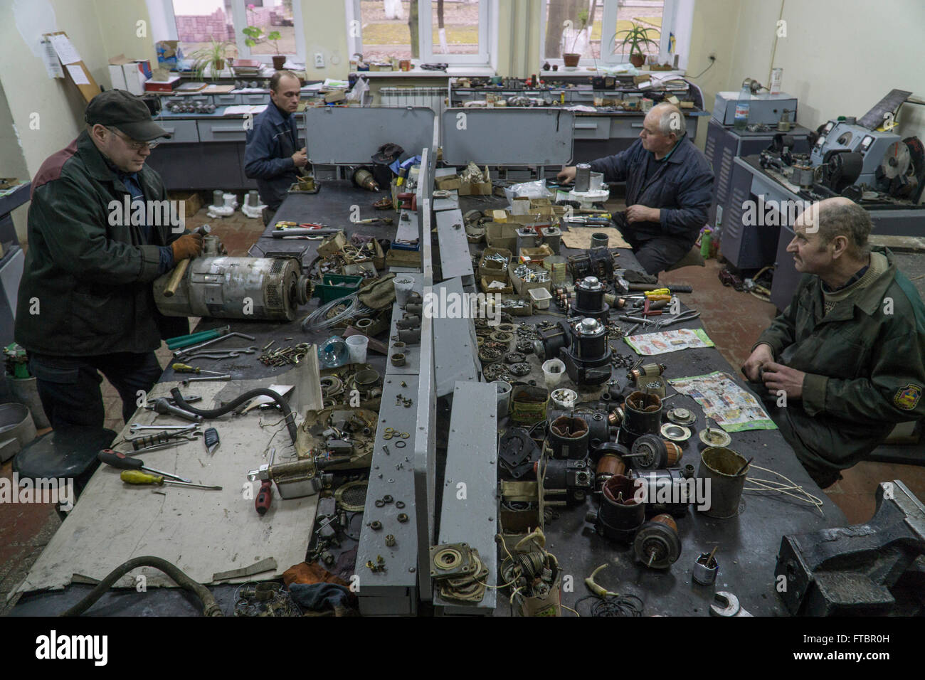 Une boutique de machines est considéré à l'usine d'armure de Lviv Banque D'Images