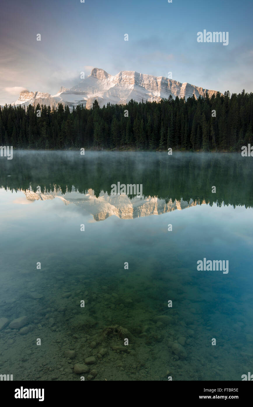 Le lac Johnson avec le Mont Rundle, Banff National Park, Alberta Canadian Rockies, province, Canada Banque D'Images