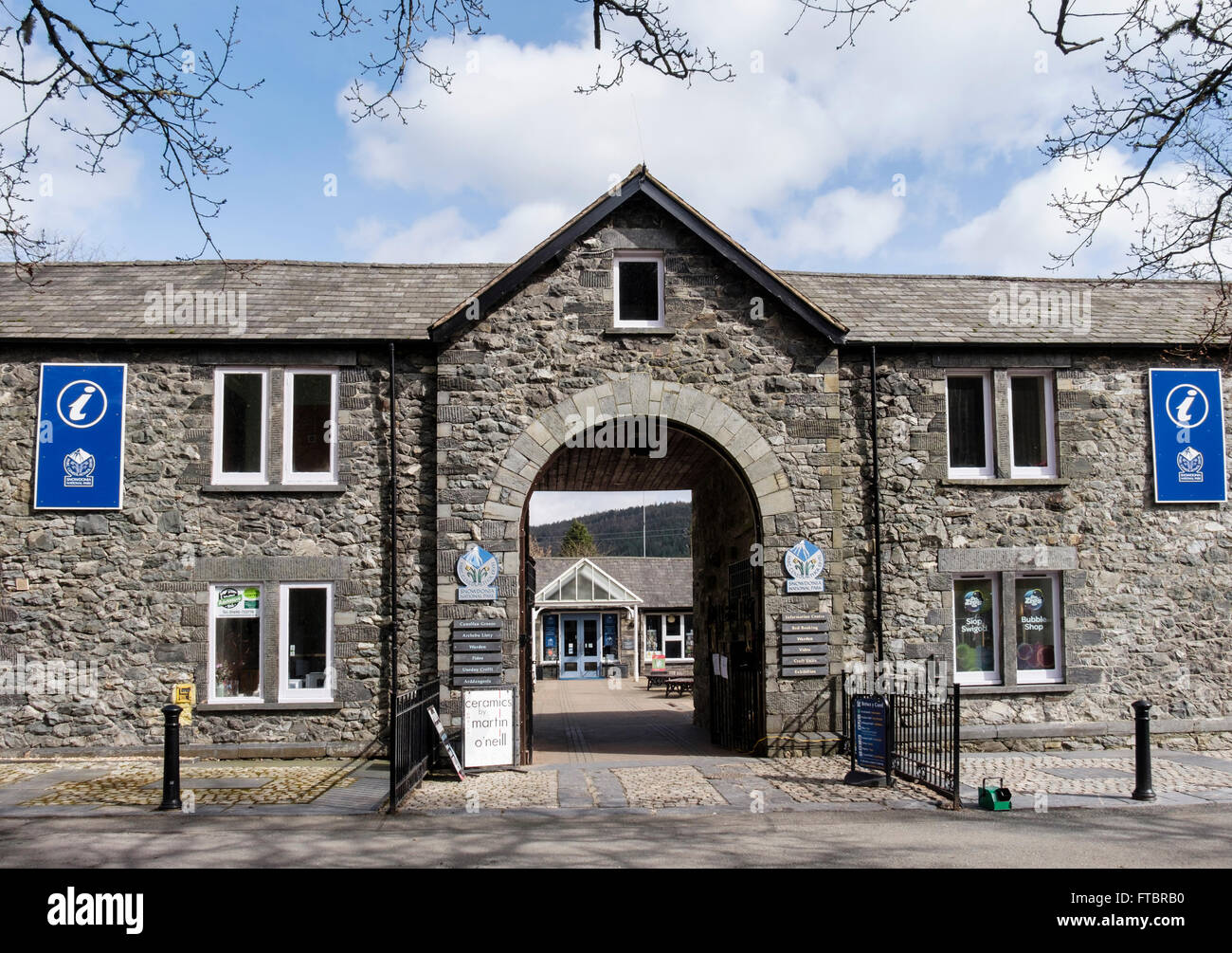 Information touristique en centre d'Information du Parc National de Snowdonia avec boutiques d'artisanat dans la Royal Oak d'équitation Betws-Y-Coed Conwy Wales Banque D'Images