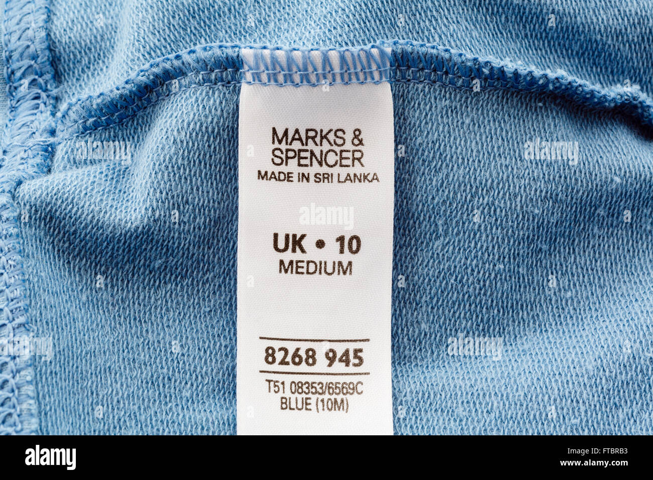 Marks and Spencer marque de vêtements cousus à l'intérieur d'un vêtement fait au Sri Lanka. En Angleterre, Royaume-Uni, Angleterre Banque D'Images