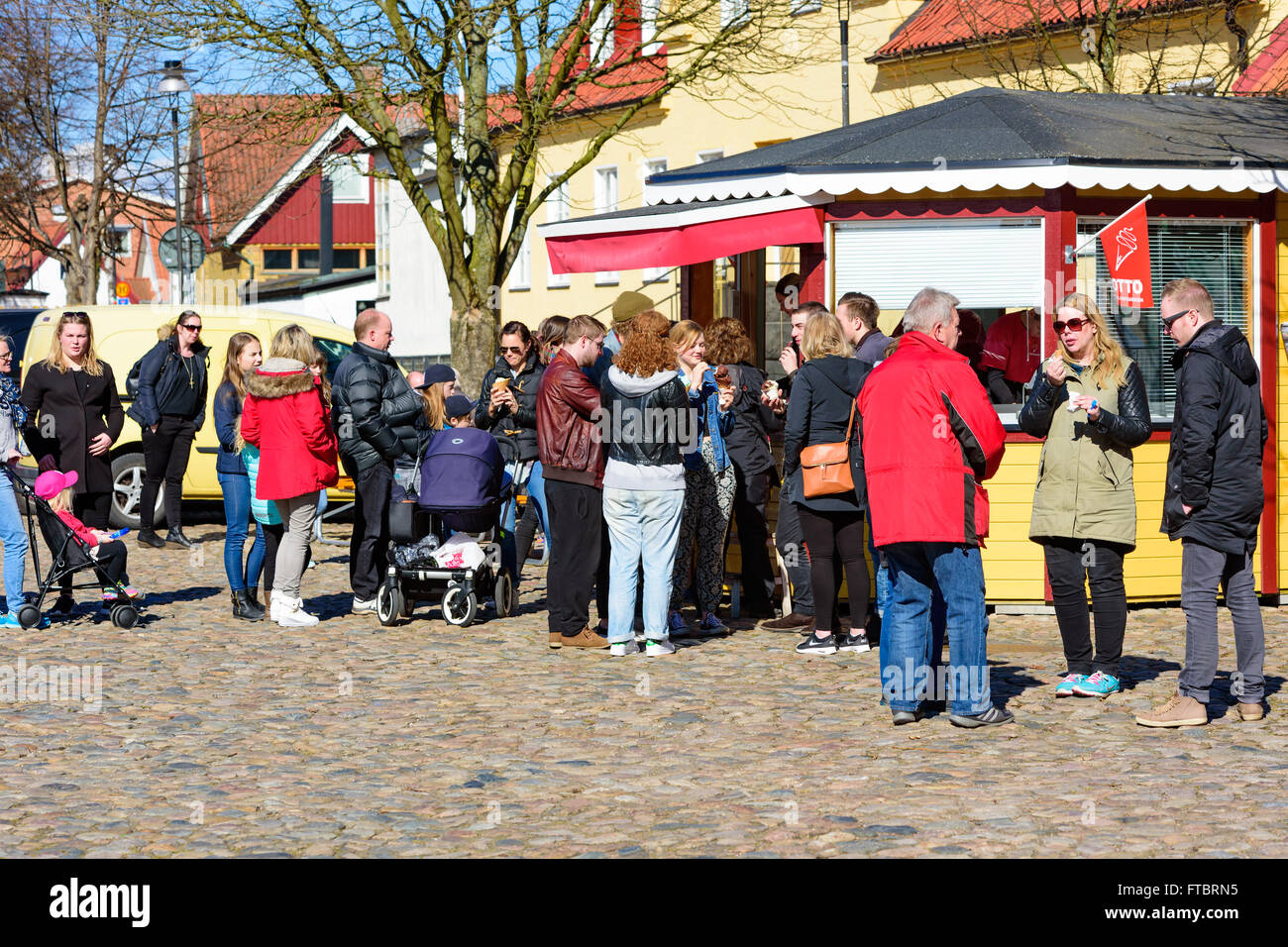 L'ahus, Suède - 20 mars 2016 : Beaucoup de gens envie de faire la queue pour acheter un cône de la glace Otto Glassfabriken crea Banque D'Images