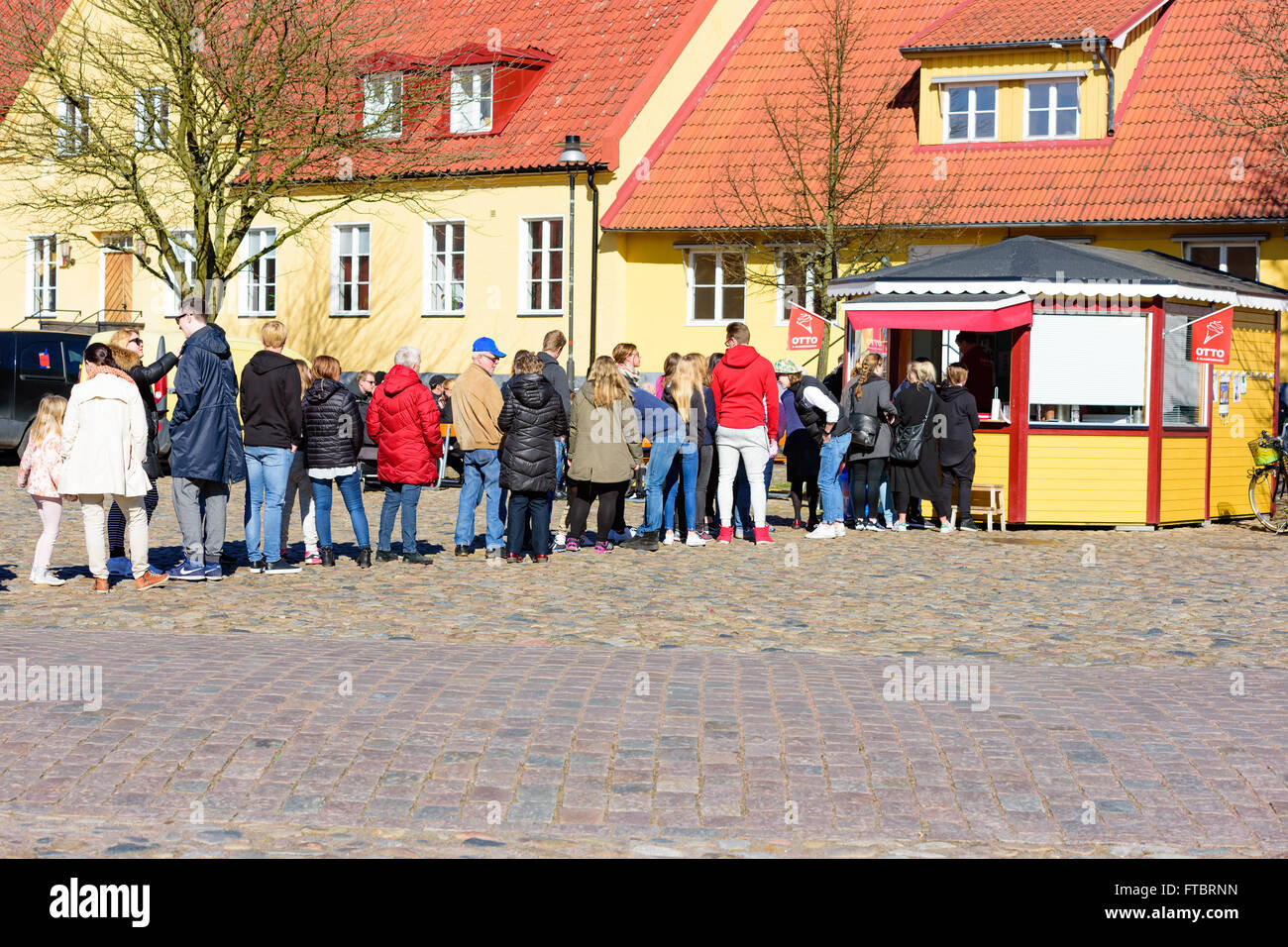 L'ahus, Suède - 20 mars 2016 : Beaucoup de gens envie de faire la queue pour acheter un cône de la glace Otto Glassfabriken crea Banque D'Images