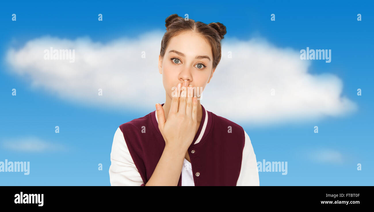 Adolescente confus couvrant sa bouche à la main Banque D'Images