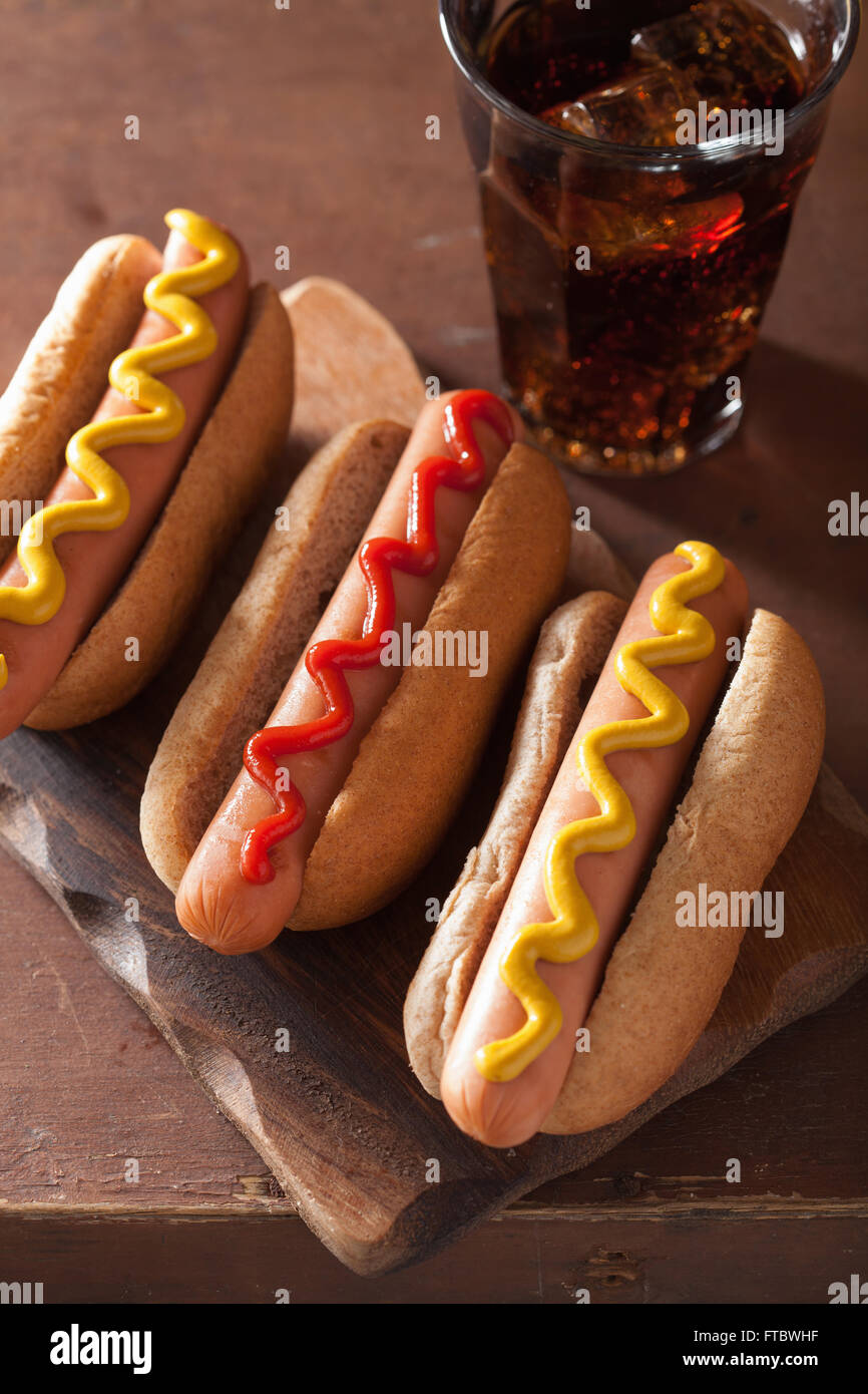 Hot-dogs grillés à la moutarde ketchup et frites Banque D'Images