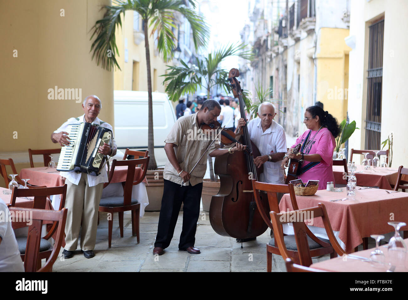 CUBA - Septembre 2011 : La Havane,musiciens cubains pour vos réceptions diners dans la Vieille Havane Banque D'Images