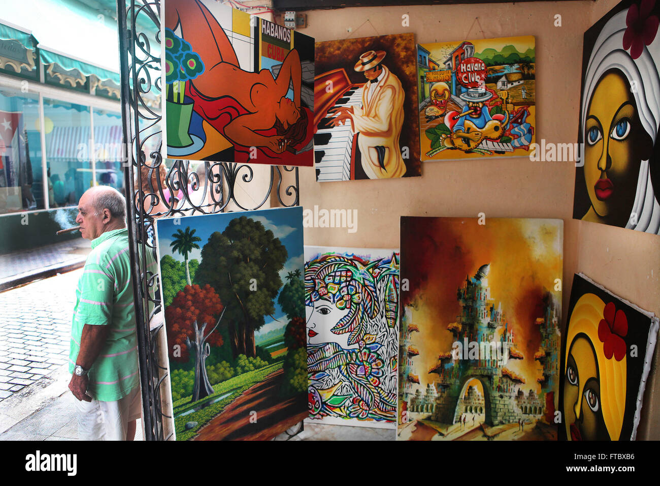 CUBA - Septembre 2011 : La Havane,peintre et ses peintures sur la Calle Obispo Banque D'Images