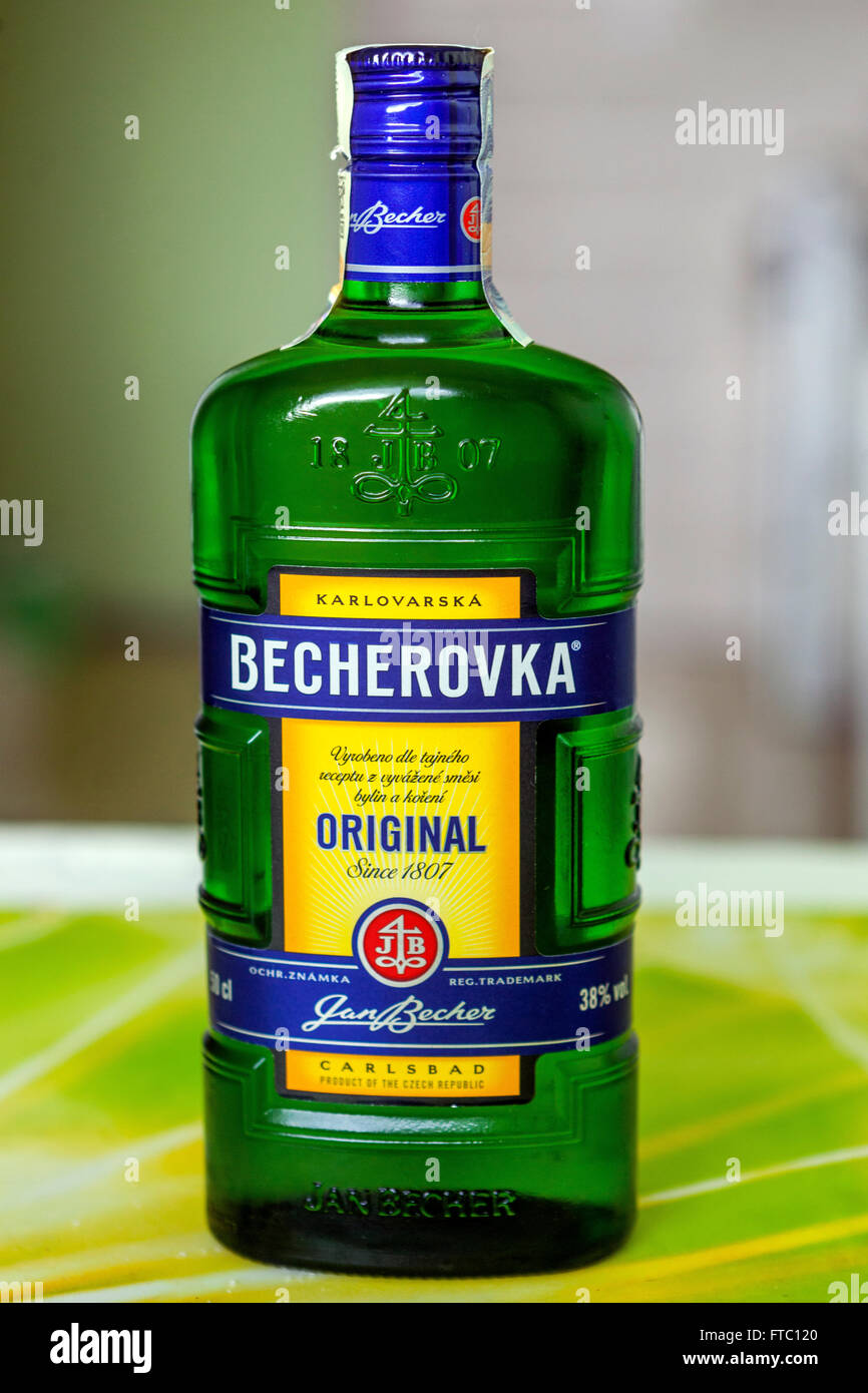 La liqueur traditionnelle tchèque typique à base de plantes de Karlovy Vary, République tchèque, karlovarska Becherovka Banque D'Images