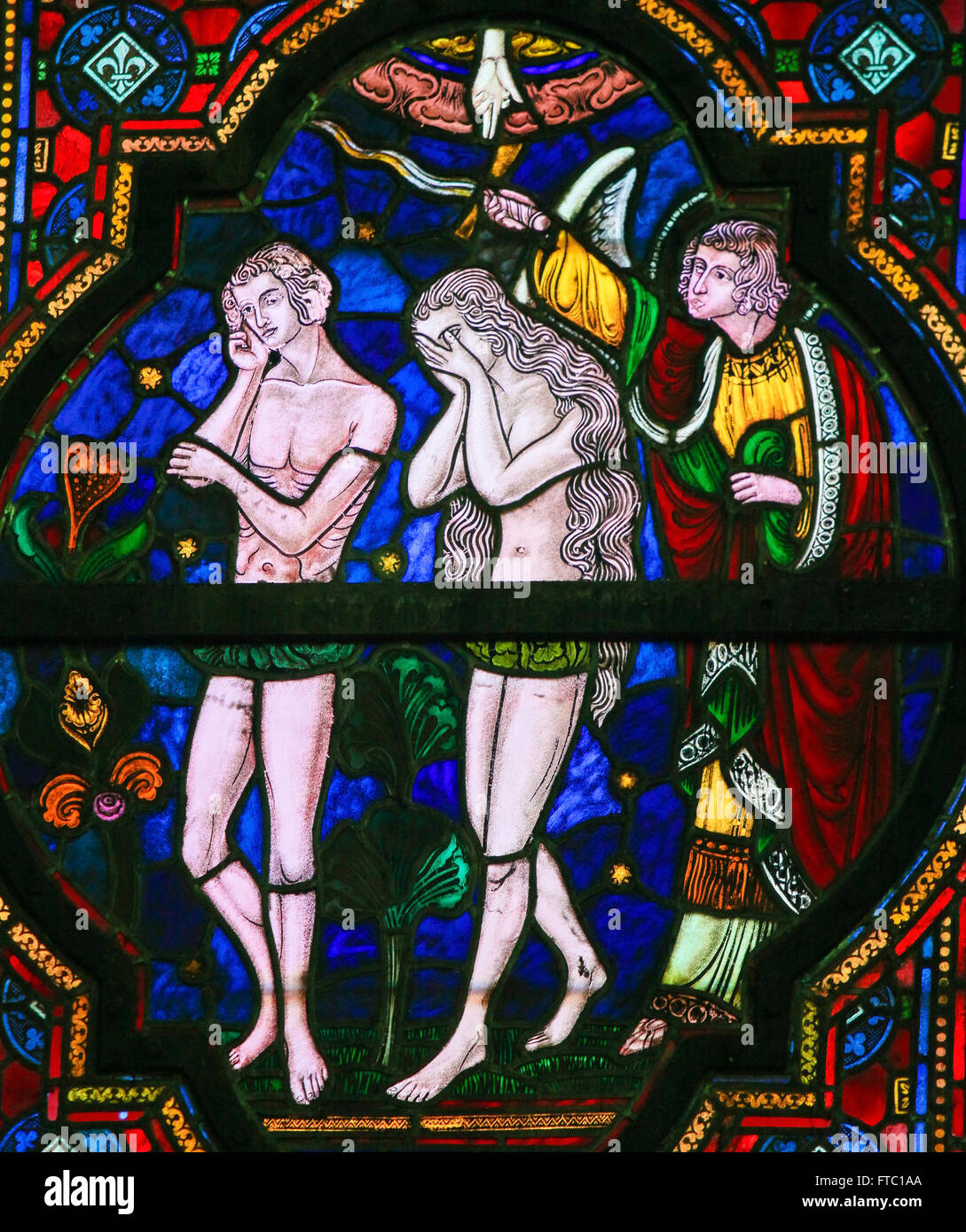L'expulsion d'Adam et Eve du Paradis, vitrail dans l'église de Dinant, Belgique Banque D'Images