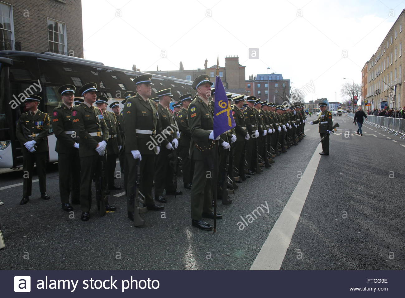 Dublin, Irlande. 27 mars, 2016. Soldats irlandais passent par les préparatifs de dernière minute ce matin à Dublin comme la parade de Pâques 1916 commence. Credit : reallifephotos/Alamy Live News Banque D'Images