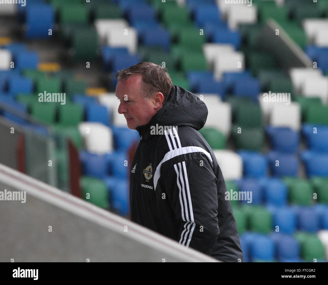 Stade National de Football, Belfast, Irlande du Nord. 27 mars 2016. L'Irlande du manager Michael O'Neill à l'entraînement ce matin. L'Irlande du Nord Slovénie jouer dans un match amical demain soir. O'Neill continue à augmenter avec les résultats internationaux récents. Crédit : David Hunter/Alamy Live News Banque D'Images