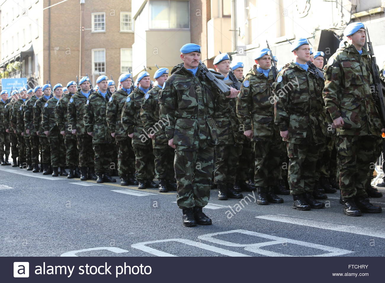 Dublin, Irlande. 27 mars, 2016 Pâques 1916 Défilé du centenaire.a lieu à Dublin, en Irlande. Le centenaire de l'Insurrection de Pâques 1916 a été tenue à Dublin aujourd'hui. Une foule importante a assisté et le président irlandais Michael D. Higgins a déposé une couronne au début de l'événement. De nombreux groupes militaires ont assisté à la parade. Credit : reallifephotos/Alamy Live News Banque D'Images