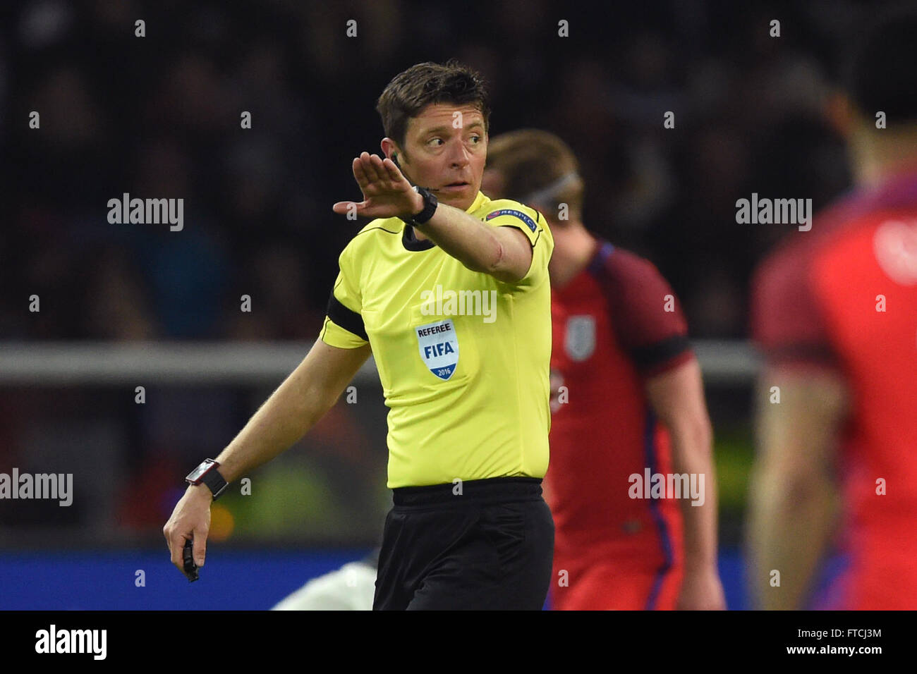 Berlin, Allemagne. Mar 26, 2016. Arbitre Gianluca Rocchi de l'Italie en action au cours de l'international football match amical entre l'Allemagne et l'Angleterre, à l'Olympiastadion de Berlin, Allemagne, 26 mars 2016. Photo : SOEREN STACHE/dpa/Alamy Live News Banque D'Images