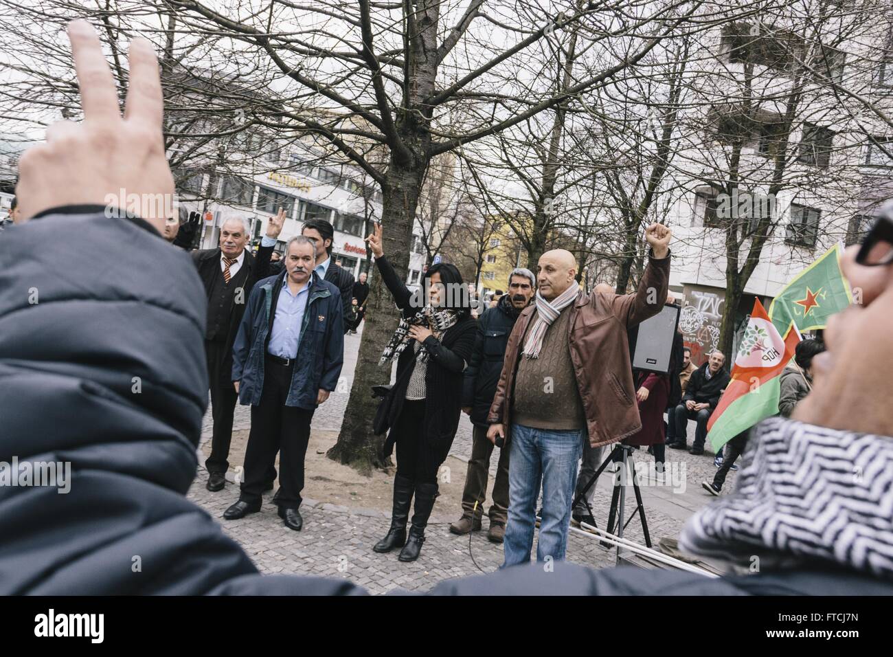 Berlin, Allemagne. 27 mars, 2016. MEHTAP EROL, porte-parole de l'HDP de Berlin, en collaboration avec d'autres manifestants tenant une minute de silence pendant le rassemblement contre l'isolement de Abdullah Ã-calan et la situation politique actuelle du peuple kurde et l'opposition politique en Turquie organisé par HDP (Halklarin Demokratik Partisi) à à Kottbusser Tor dans Kreuzberg, Berlin. Crédit : Jan Scheunert/ZUMA/Alamy Fil Live News Banque D'Images