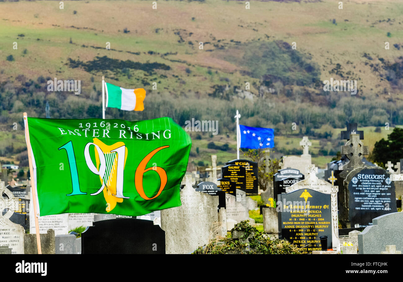 Belfast, Irlande du Nord. 27 Mar 2016 - Une Centenaire 1916/2016, drapeau tricolore irlandais et le ciel étoilé au-dessus du volant de la charrue d'Antrim County Memorial à Milltown Cemetery, avec une grande bannière d'être déployé sur le côté de la Montagne Noire. Crédit : Stephen Barnes/Alamy Live News Banque D'Images